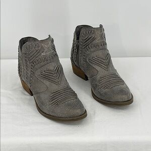 NOT RATED WOMENS SIZE 8 Gray Textured Ankle Boots